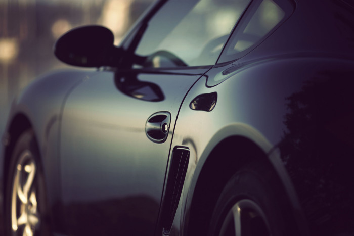 Brasileño chocó Porsche y buscó a dueño para responder: le dejó nota que se viralizó