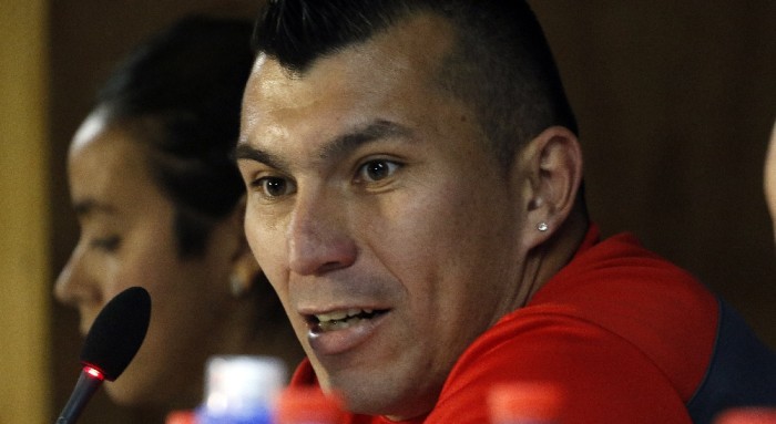 ¡Era mentira! El noble trasfondo del viral de Gary Medel en set de grabación