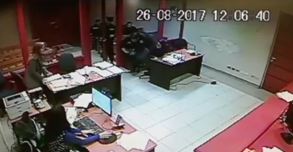 Gendarme debió controlar a detenido alterado al interior de juzgado penquista