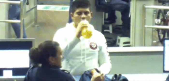 Video muestra a agentes federales obligando a joven a beber potente droga: murió