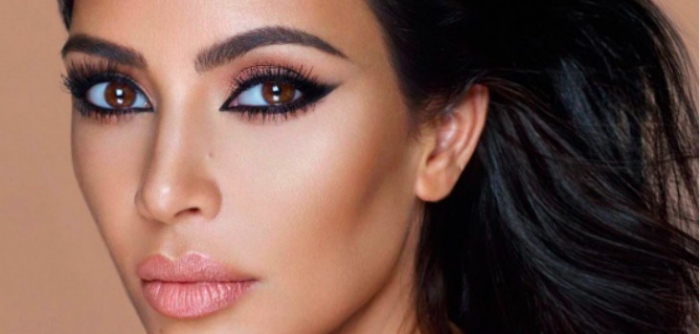 Kim Kardashian se llenó de críticas tras compartir fotografías con la piel oscura