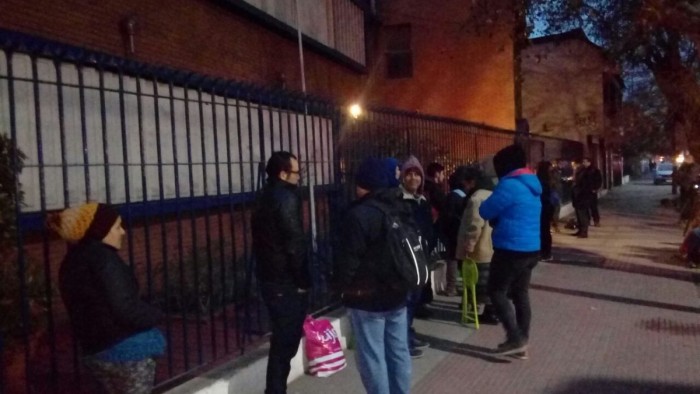 Todo por tener un cupo: padres realizan largas filas a las afueras de colegio en El Bosque