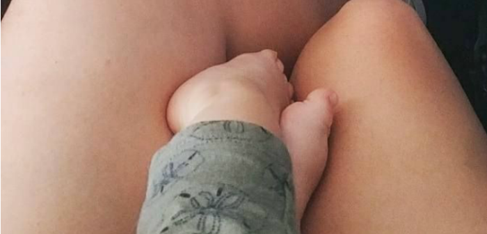 La destacada reacción de una madre tras ver llorar a los bebés de otra mujer en un avión