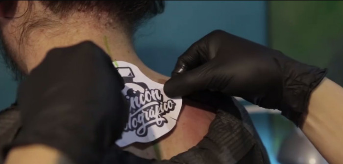 ¿Lo harías? Joven talquino se tatuó el logo de marca para ganar cámara fotográfica