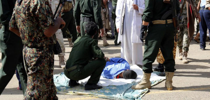 Fusilan en plaza pública de Yemén a hombre que violó y mató a niña de 3 años