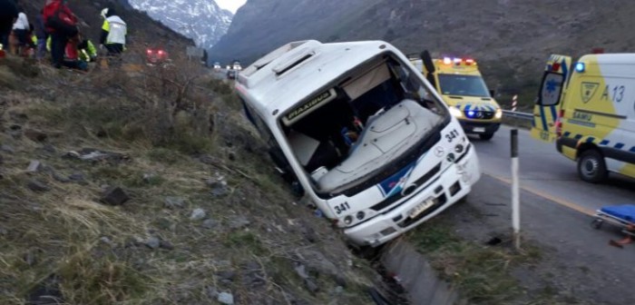 Fuerte volcamiento en Los Andes dejó a 30 personas lesionadas: era un minibús particular