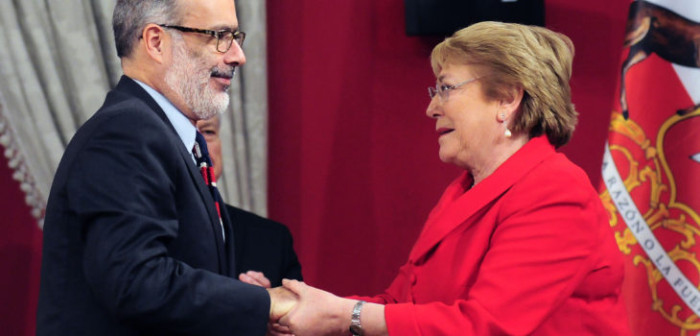 Michelle Bachelet nombró dos nuevos ministros tras salida de Valdés y Céspedes