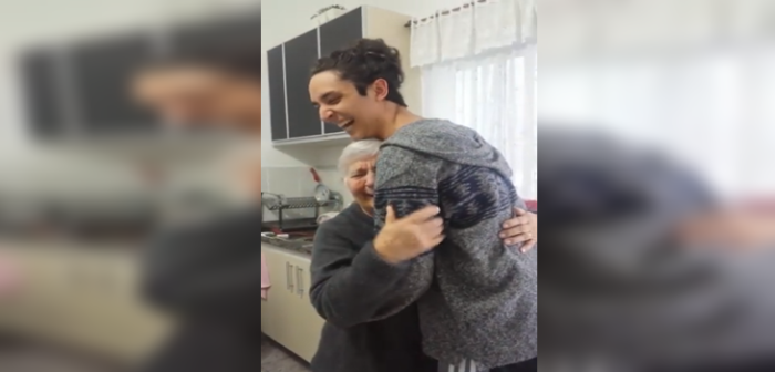 Conmovedor regalo de joven a su abuela con alzheimer: se tatuó carta que ella le escribió