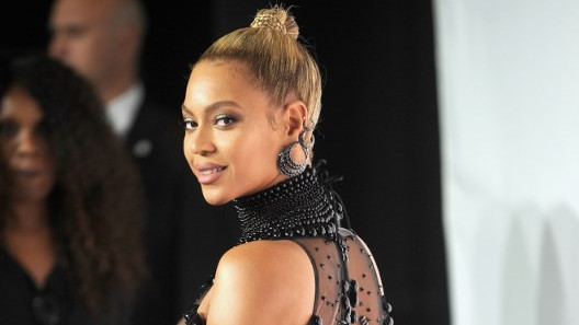 Fanáticos de Beyoncé la cuestionan duramente por beber vino a pocas semanas de dar a luz