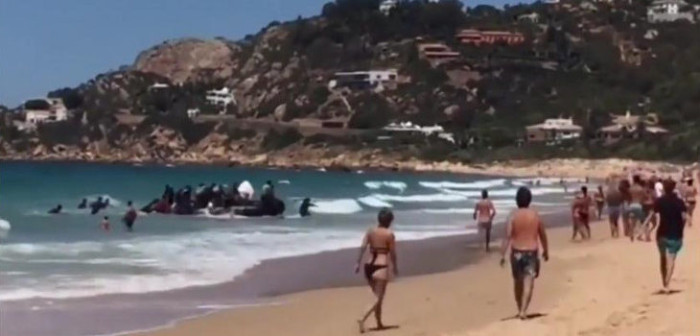 Veraneantes son sorprendidos con desembarco de más de 20 inmigrantes en playa de España