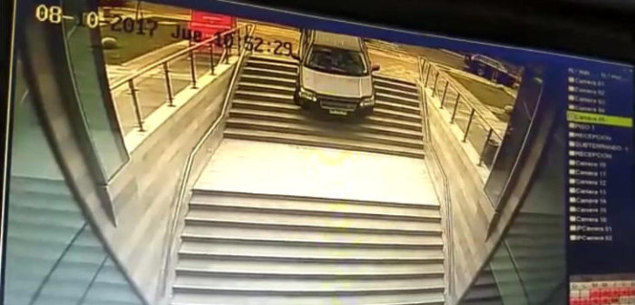 Insólito accidente: Conductora confunde acceso de edificio con un estacionamiento