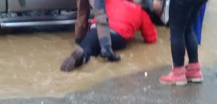 Concejal se convirtió en 'puente humano' para ayudar a transeúntes tras sistema frontal