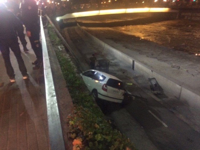 Detienen a conductor que terminó en ribera del río Mapocho: manejaba en estado de ebriedad