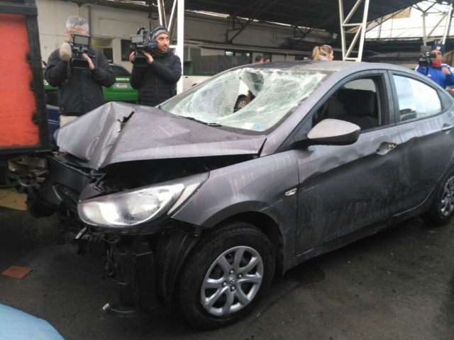 Joven sobrevivió a choque con un poste y cuando se bajó del auto murió electrocutado