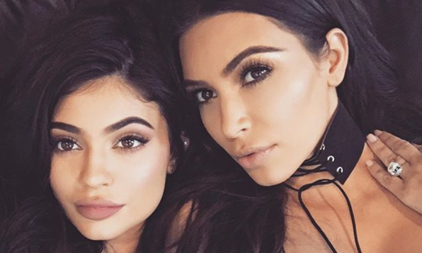 ¿Gemelas perdidas? Hermanas lucen increíblemente 'iguales' a Kim Kardashian y Kylie Jenner