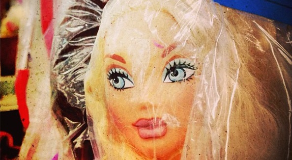 Mujer inglesa gasta millones para lucir idéntica' a una muñeca sexual: su familia la apoya