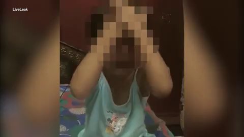 Indignación por video viral de madre golpeando a hija de 3 años mientras estudiaba