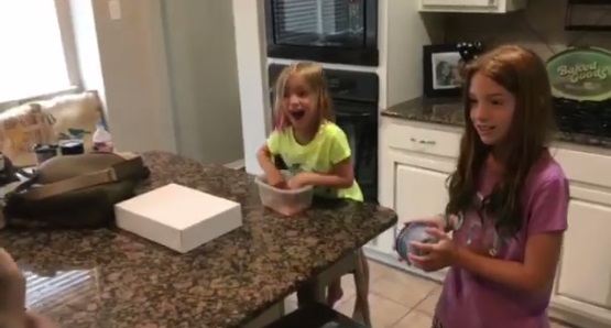 Reacción de un par de niñas al conocer a su nueva hermana adoptada conmueve en Facebook