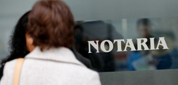 Tras larga licencia médica: Notario volvió a trabajar pese a no poder hablar ni escribir