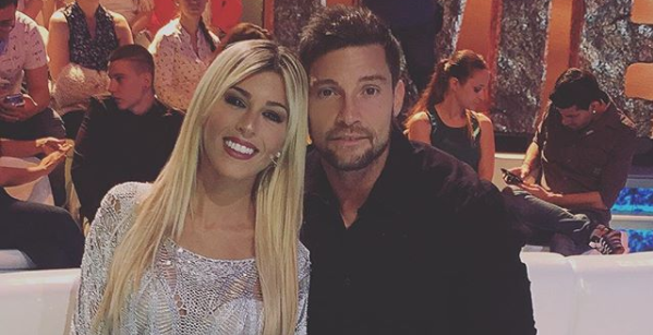 Seguidores festinan con evidente retoque digital en foto erótica de Oriana Marzoli y novio