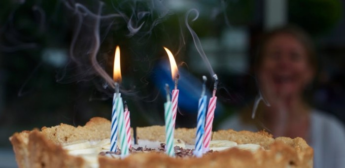 ¿Estará en riesgo la salud? Esto es lo que ocurre tras soplar las velitas en un cumpleaños