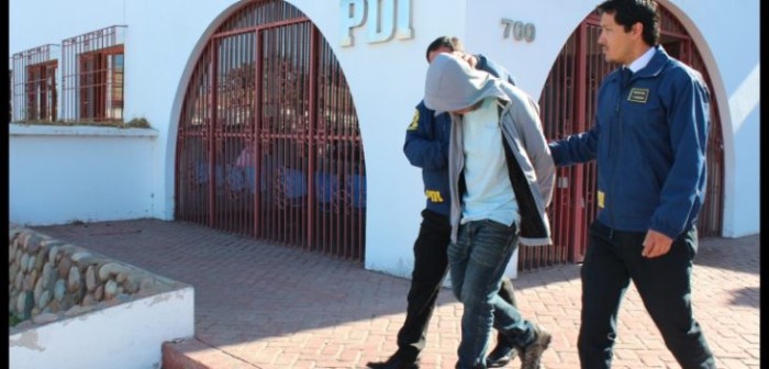 ¡Insólito! Sujeto no esperó y robó cartera saliendo del control de detención