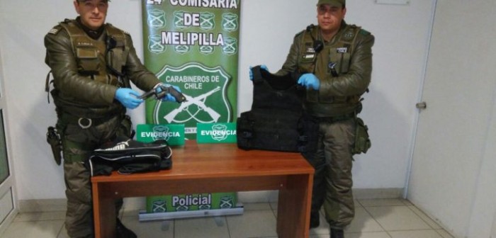 Hombre que tenía chaleco antibalas y arma robada en un banco fue detenido en un funeral