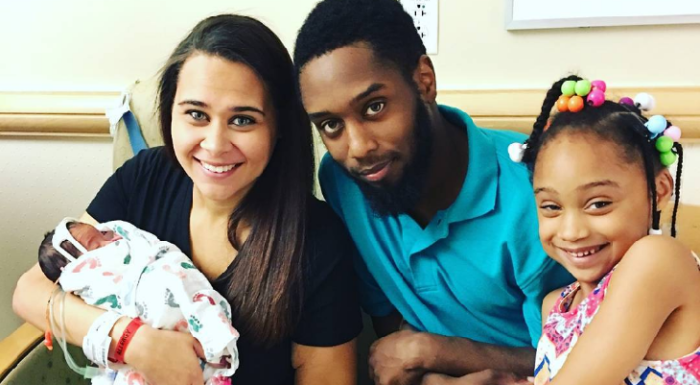 Imagen de mujer que dio a luz en auto impacta redes: bebé nació dentro del saco amniótico