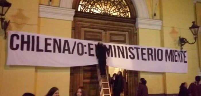 Alumnos y docentes toman dependencias de la U. de Chile en protesta a planteles estatales