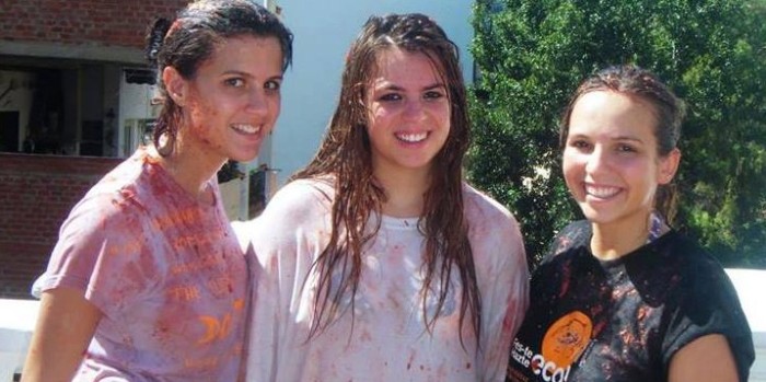 Joven española buscó por cinco años a su 'gemela' tras verla en una revista: la encontró