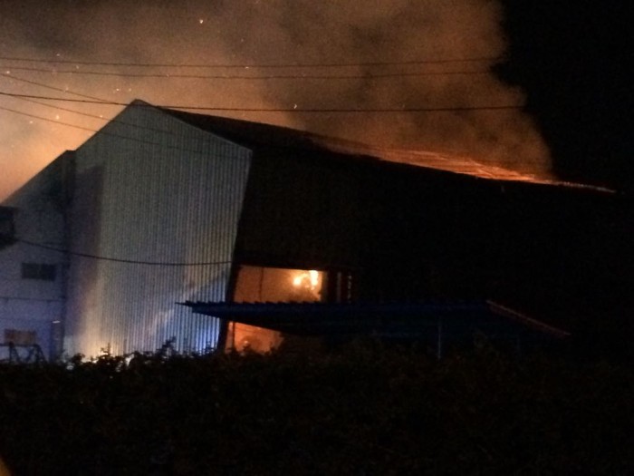 Incendio en papelera de Isla de Maipo: trabajo de bomberos podría extenderse por 24 horas