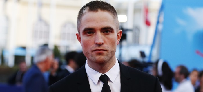 Robert Pattinson usó look inspirado en la fluidez de género para portada de revista W