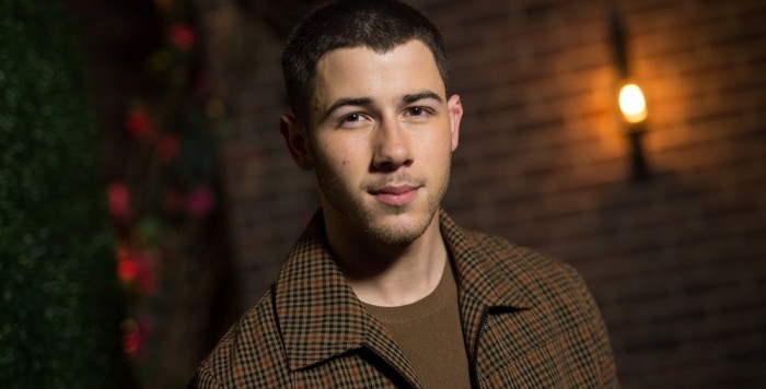 Papá se hizo viral tras sentarse al lado de Nick Jonas en un avión: no lo reconoció