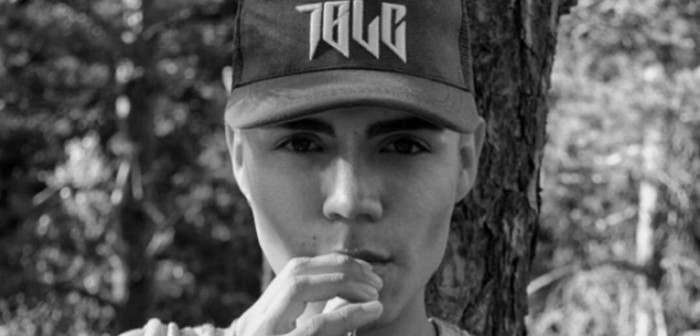 ¡Se lució! Leo Méndez Jr. sorprendió animando con destapado look en un evento de moda