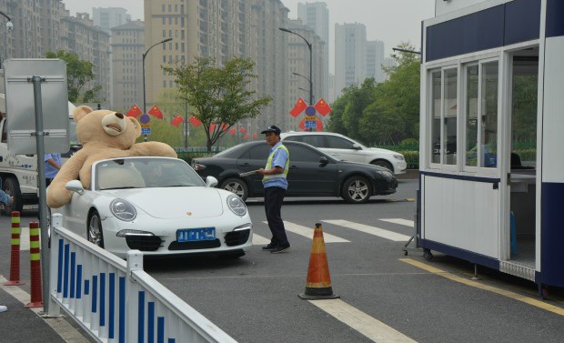 Enamorado se declaró a una chica con oso gigante de peluche (pero todo le salió mal)