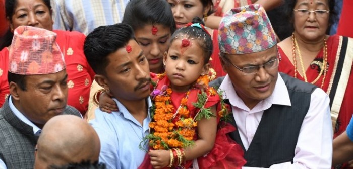 Niña de 3 años es designada como nueva 'diosa viviente' en Nepal: la anterior creció