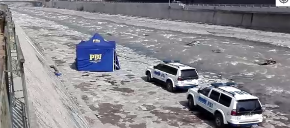 Hallan cuerpo tapado con ramas y basura en lecho del río Mapocho