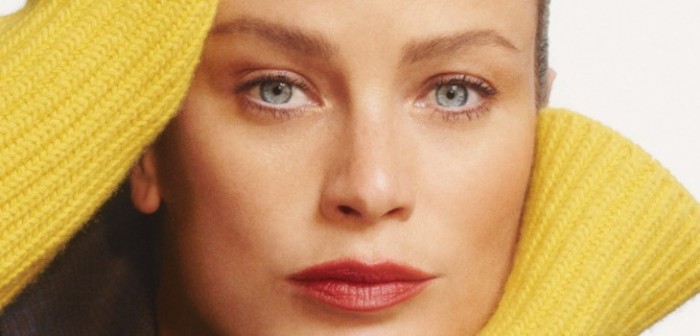 Calvin Klein presentó peculiar chaleco transparente que deja el torso al descubierto