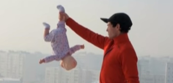 Padre ruso que tomó peligrosas selfies con su bebé no irá a la cárcel: lo ayudó su esposa