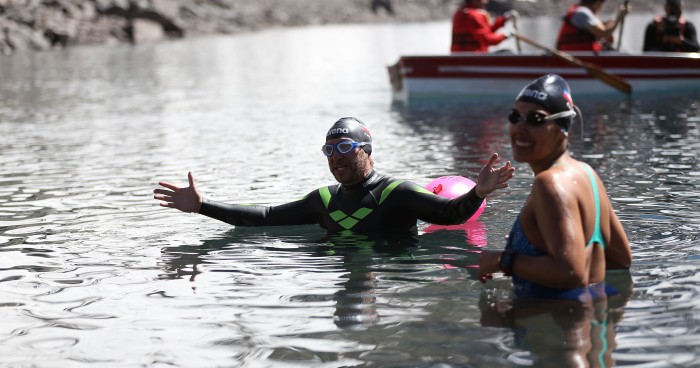 Martín Cárcamo cumplió extremo desafío de nadar en aguas gélidas junto a campeona mundial