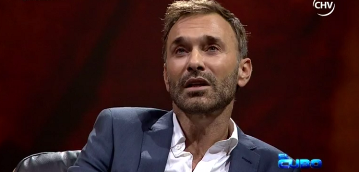 Jordi Castell mostró en El Cubo marcas en sus manos tras años de maltrato de su padrastro