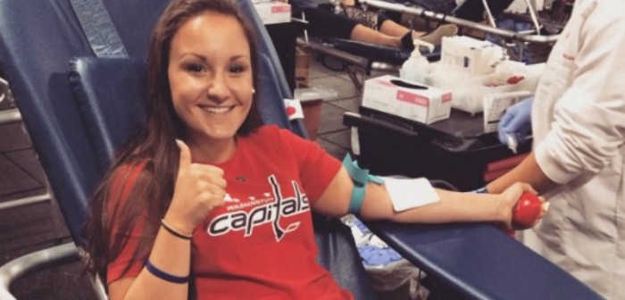 Joven con alopecia comparte inspiradoras fotos de su calvicie para contar su experiencia