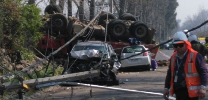 Mujer muere aplastada luego que camión volcara sobre su vehículo en Peñalolén