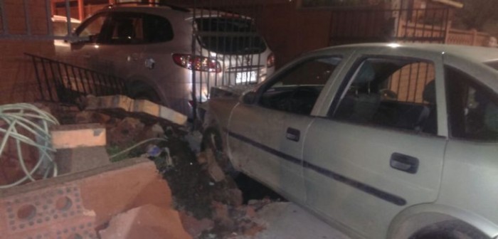 Tres menores de edad en un automóvil habrían impactado una casa en Los Ángeles