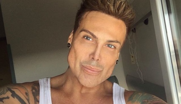 Fanático de las cirugías plásticas sufrió impensada reacción a la anestesia en operación