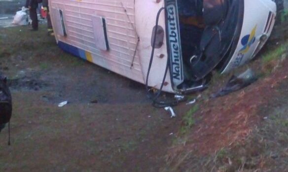 18 personas heridas dejó bus que chocó y luego se volcó en ruta 160