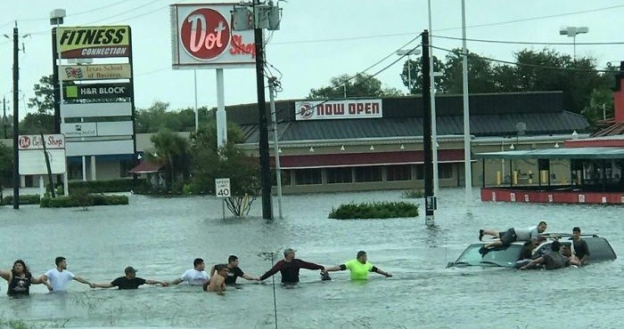 La conmovedora verdad tras esta foto viral en medio de las inundaciones de Houston