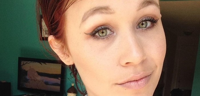 Modelo se realizó un tatuaje ocular y ahora sufre una terrible consecuencia