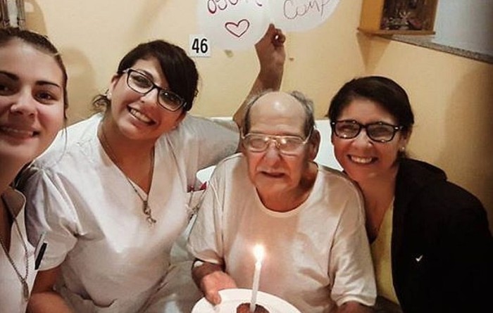 Abuelito finge estar enfermo en un hospital para no pasar su cumpleaños solo