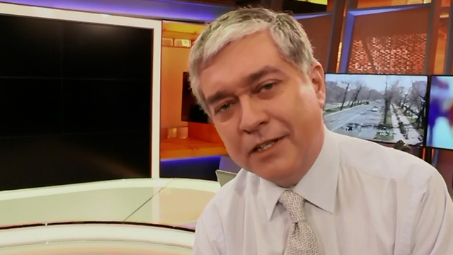 El impasse de Iván Valenzuela durante debate: su micrófono quedó encendido en comerciales